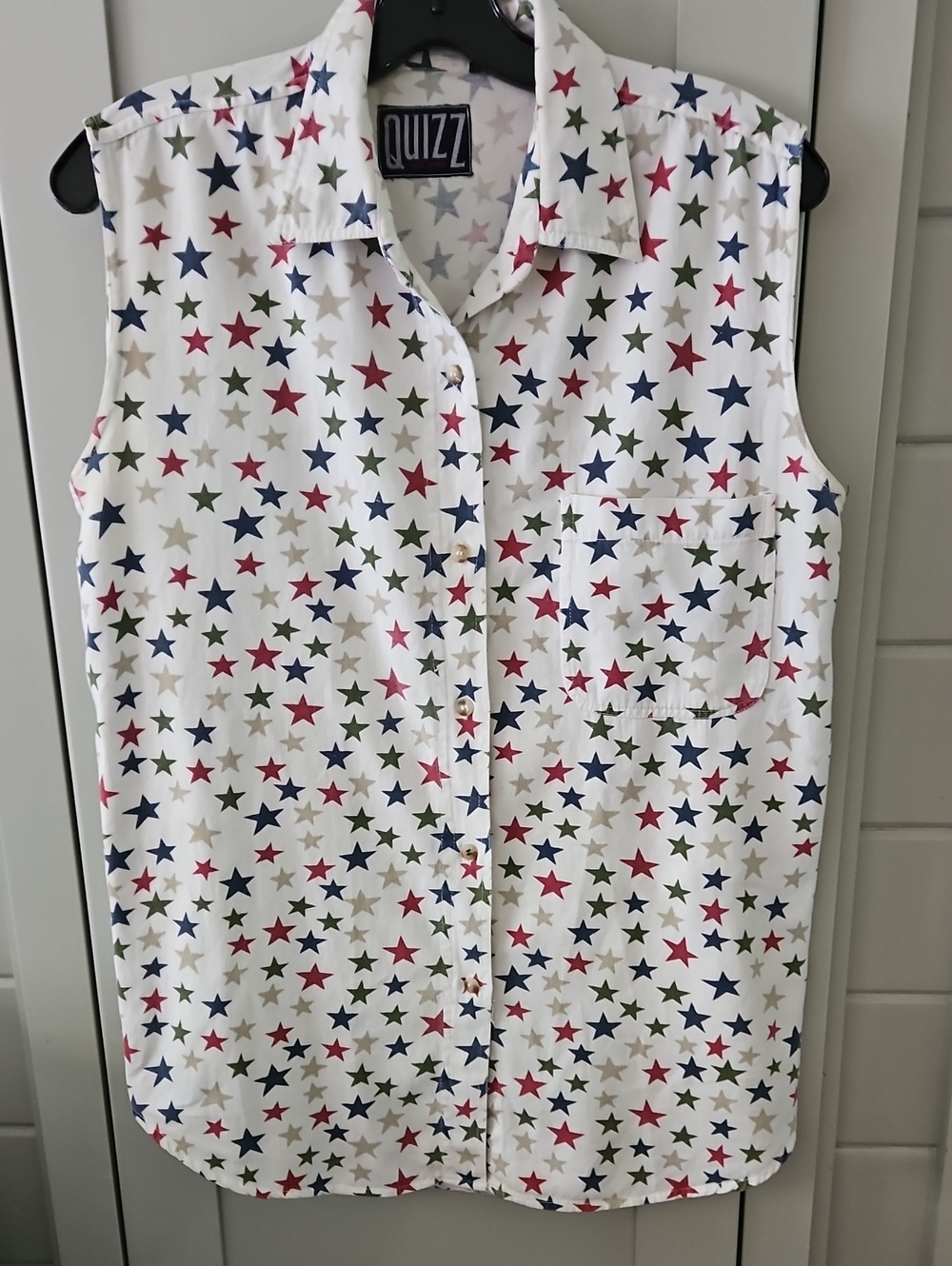 Quizz White Sleeveless Button-Down Top with Multicolor Star Print Ptp 21